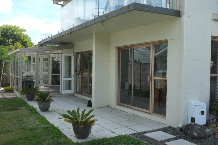 Bayswater 2 bedroom apartment stone's throw from water